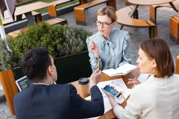 Três diretores executivos discutindo futuras promoções — Fotografia de Stock