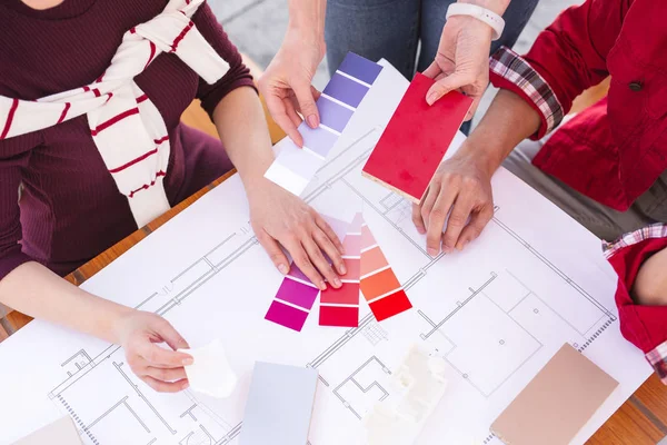 Семейная пара выбирает цветовую палитру для своей квартиры — стоковое фото