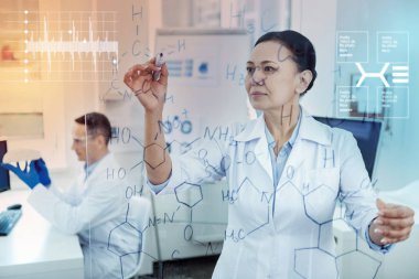 Sakin kimyager şeffaf yönetim kurulu yazarken konsantre arıyorsunuz