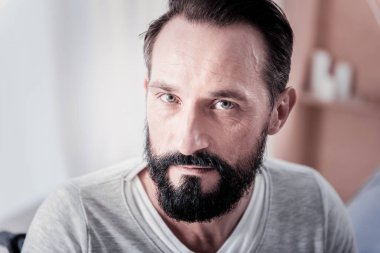 Konsantre man cam içinde arıyorum