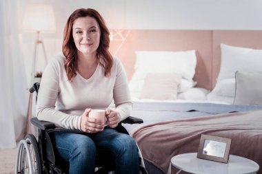 Mutlu kadın kahve içme devre dışı