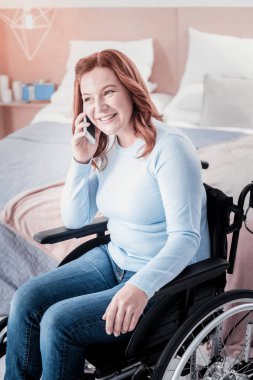 Telefonda konuşurken mutlu sakat kadın