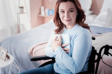 Onun tablet tutan kadın gülümseyerek devre dışı