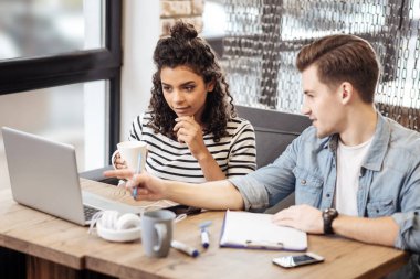 Neşeli pozitif öğrenciler yaptıkları proje tartışıyor