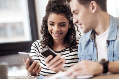 Onların akıllı telefonlar kullanan olumlu gençlerin