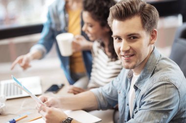 Neşeli genç adam sana bakmak