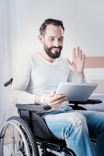 Hombre discapacitado feliz hablando con amigos — Foto de Stock