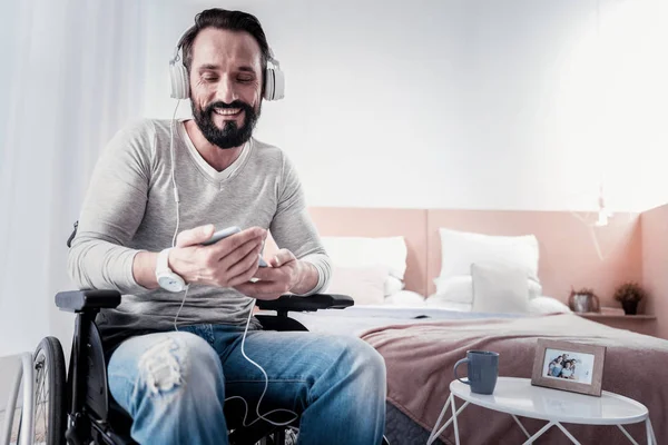 Feliz hombre discapacitado escuchando música —  Fotos de Stock