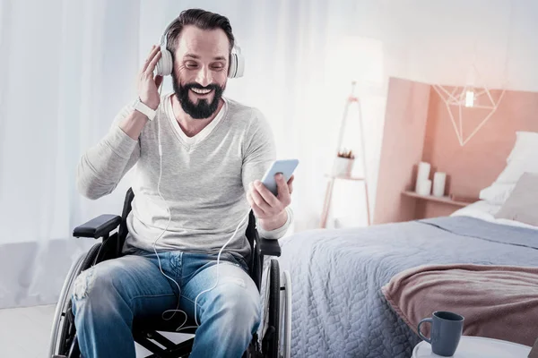 Χαρούμενη ανάπηρος άνθρωπος ακούει μουσική — Φωτογραφία Αρχείου