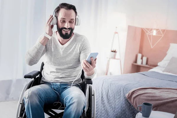 Hombre lisiado alegre escuchando música —  Fotos de Stock