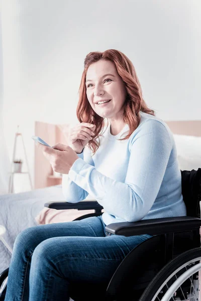 Mujer lisiada contenido sosteniendo su teléfono — Foto de Stock