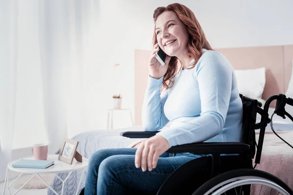 Mulher aleijada inspirada falando ao telefone — Fotografia de Stock