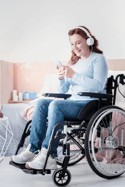 Mujer discapacitada feliz escuchando música — Foto de Stock