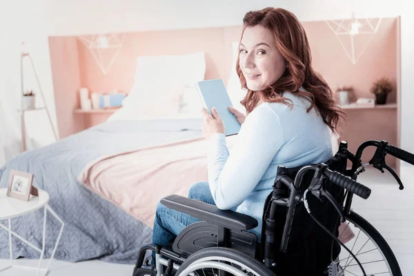 Mujer discapacitada feliz sosteniendo su libro — Foto de Stock