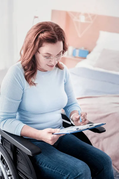 Glücklich verkrüppelte Freiberuflerin bei ihrer Arbeit — Stockfoto