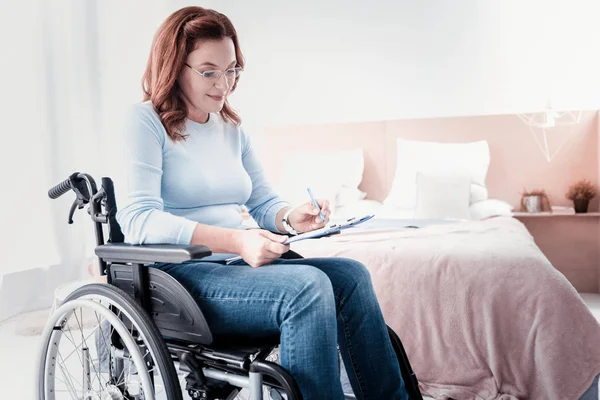 Sonriente freelancer lisiada haciendo su trabajo — Foto de Stock