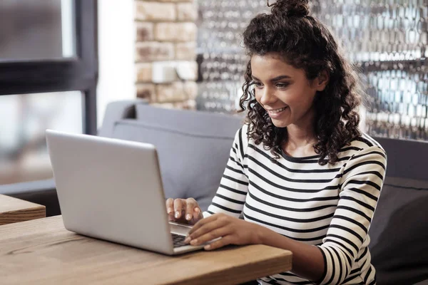 Позитивна щаслива жінка працює на ноутбуці — стокове фото
