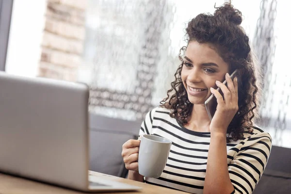 Mulher alegre positivo ter uma conversa telefônica — Fotografia de Stock