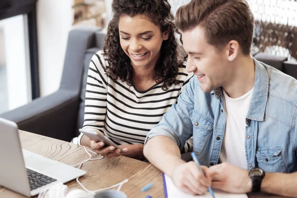 Freudig nette Frau zeigt ihr Smartphone — Stockfoto