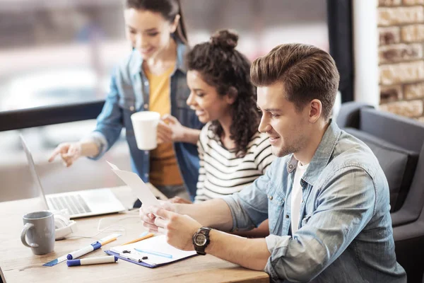 Joven alegre trabajando con colegas — Foto de Stock