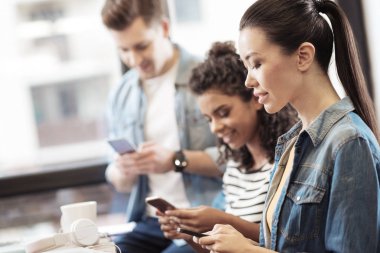 Onun akıllı telefon kullanan güzel genç kadın