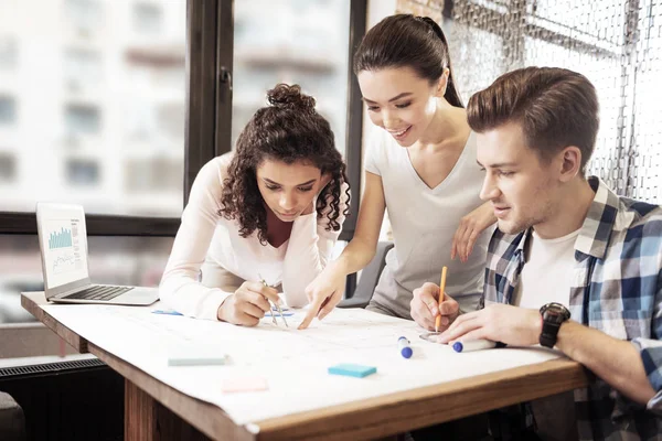 Estudiantes jóvenes inteligentes dibujo — Foto de Stock