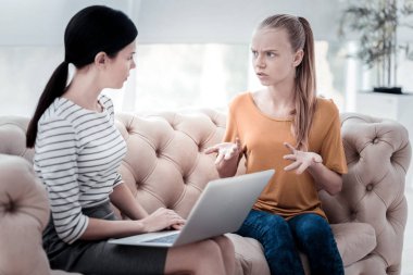 Psikolog onu sorunları tartışmaya memnun kız