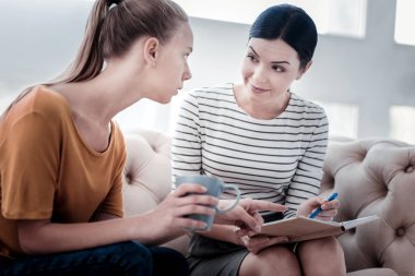 Pozitif psikolog randevu sırasında notlar almak