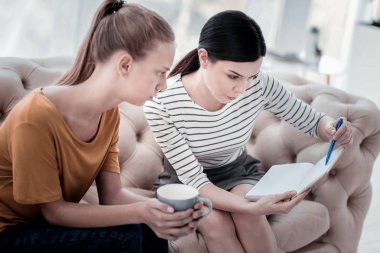 Özenli psikolog bir genç danışmanlık portresi