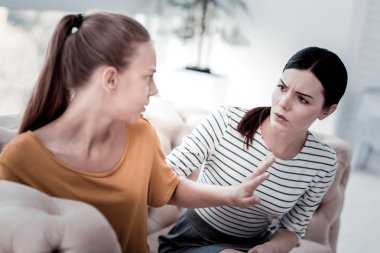 Bir psikolog ile konuşurken depresif kız yakın çekim