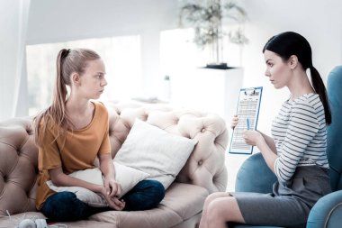 Karışık kız psikolog tarafından sunulan onun test sonuçları bakarak