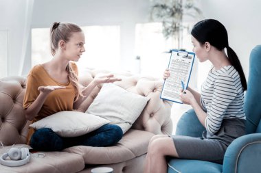 Sinir kız kendini psikolog ile konuşurken beraat