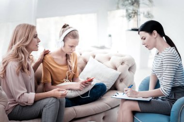 Dikkat et anne ve onun kızı Uzman psikolog