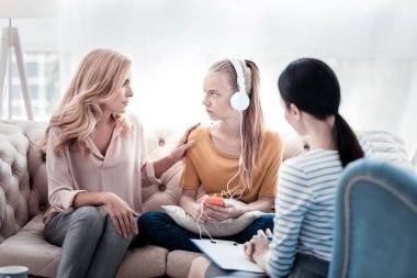 Dikkat et Anne kızı psikiyatriste getiriyor