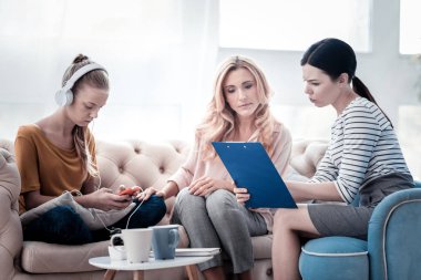 Profesyonel psikolog kız annesine test sonuçları gösterilen