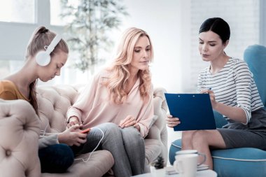 Profesyonel psikolog için dinleme özenli anne