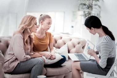 Aile Anne ve kızı ziyaret profesyonel psikolog