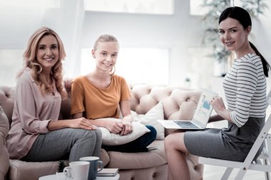 Neşeli aile ile genç psikolog