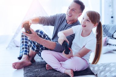 Neşeli aile birlikte video oyunları oynama