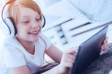 Çok güzel genç bayan onu kulaklıktan oynarken müzik keyfi