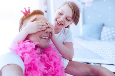 Mutlu aile birlikte hafta sonu harcama