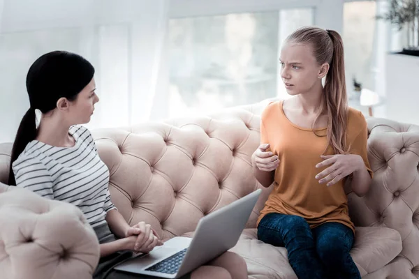 Boos meisje communiceren met professionele psycholoog — Stockfoto