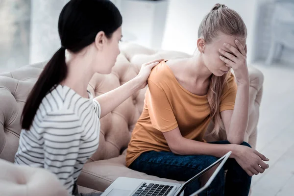 Disappointed girl being supported by skilled psychologist — Stock Photo, Image