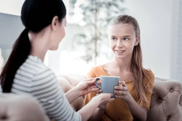 Retrato de chica encantada tomando una taza de té — Foto de Stock