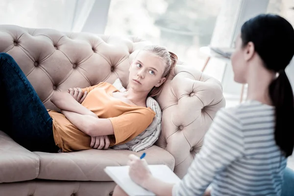 Retrato de chica atenta escuchando a psicólogo — Foto de Stock