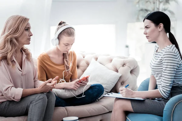 Worried mother bringing her daughter to psychologist — Stock Photo, Image