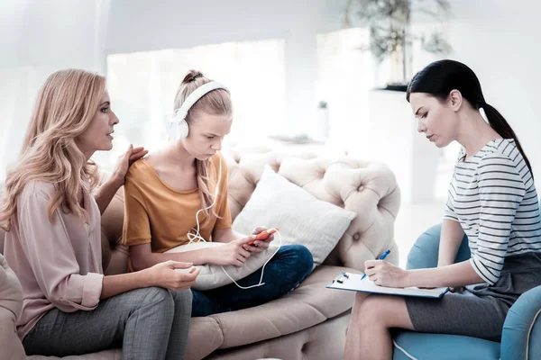 Dikkat et anne ve onun kızı Uzman psikolog