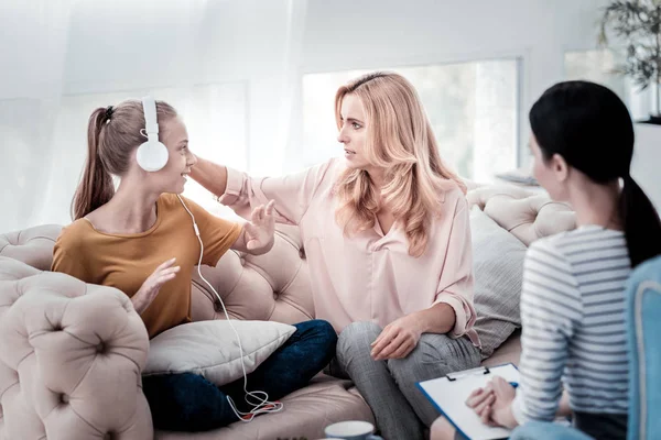 Fröhliches Mädchen mit psychologischer Übung — Stockfoto