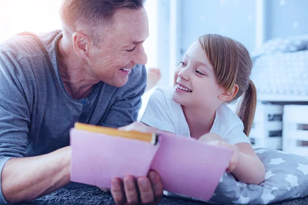 Люблячий батько читає казку для своєї чарівної дочки — стокове фото