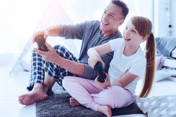 Família alegre jogando jogos de vídeo juntos — Fotografia de Stock